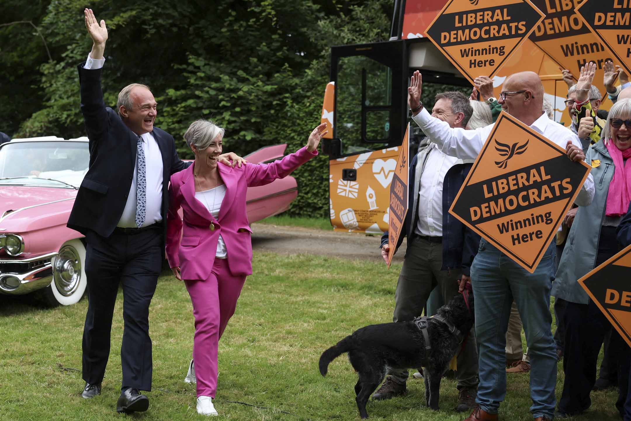 2024年7月3日,英國自由民主黨黨魁 Ed Davey 和副黨魁 Daisy Cooper 在哈彭登出席自由民主黨大選競選活動。攝:Phil Noble/Reuters/達志影像
