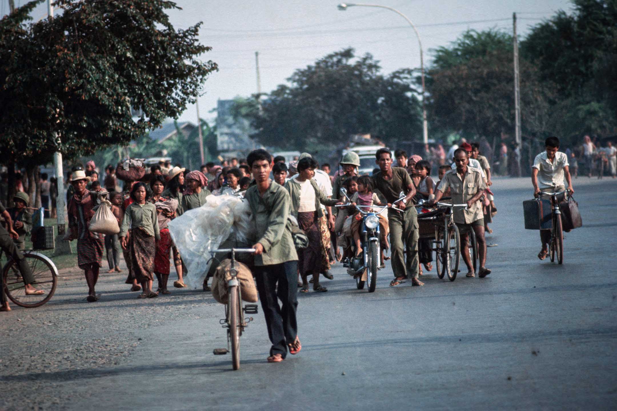 1975年4月13日,金邊落入紅色高棉手中,數千名平民逃離金邊郊區。攝:Athit Perawongmetha/Reuters/達志影像