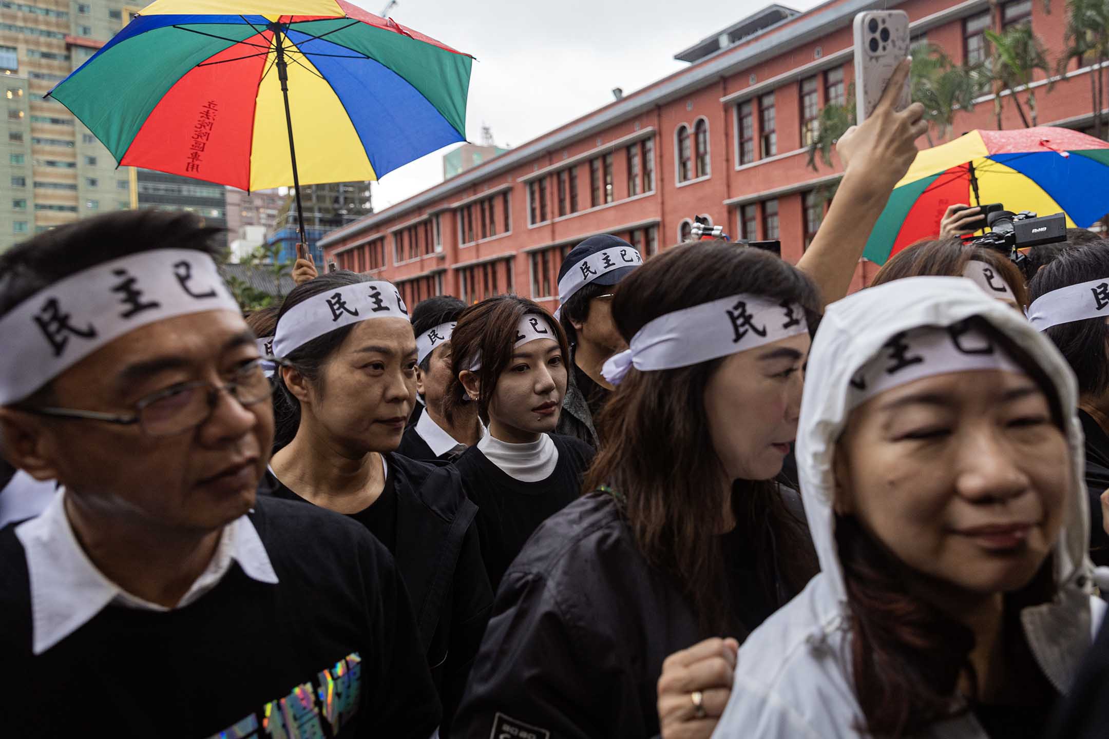 2024年5月28日,台北,立法院審議國會改革法案,民進黨立委一起走入議場。攝:陳焯煇/端傳媒