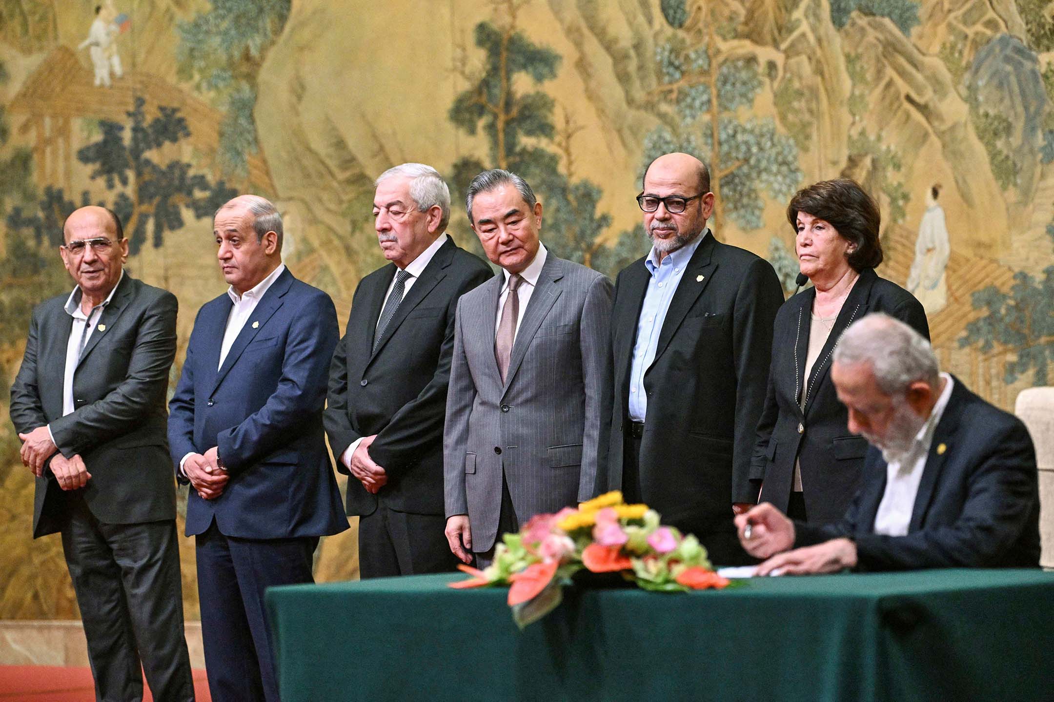 2024年7月23日,中国北京,中国外交部长王毅与巴勒斯坦敌对派别,分别为法塔赫和哈马斯签署《北京宣言》。摄:Pedro Pardo/Pool Photo via AP/达志影像