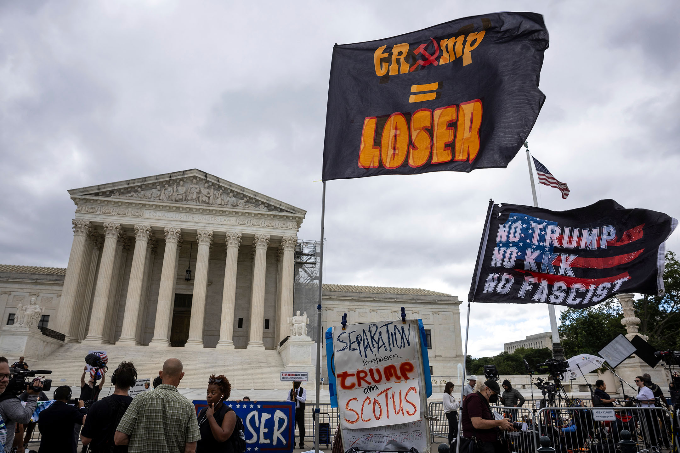 2024年7月1日,美国华盛顿,最高法院审理Trump v. the United States 一案,有市民在法院外示威。摄:Francis Chung/POLITICO via AP Images/达志影像