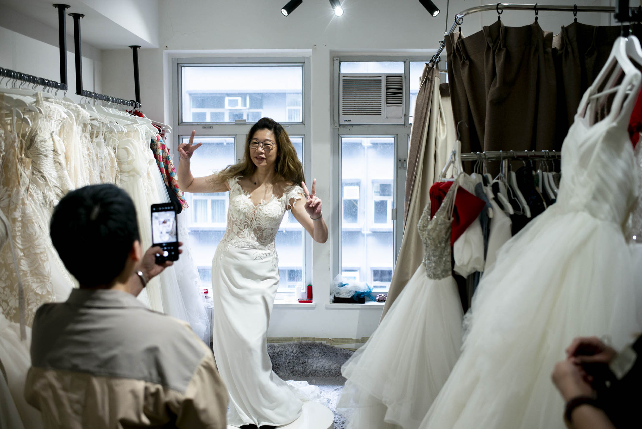 在婚紗店 TIN E Atelier,Daisy 第二次穿婚紗,仍然雀躍得像個小女孩。
攝:林振東/端傳媒