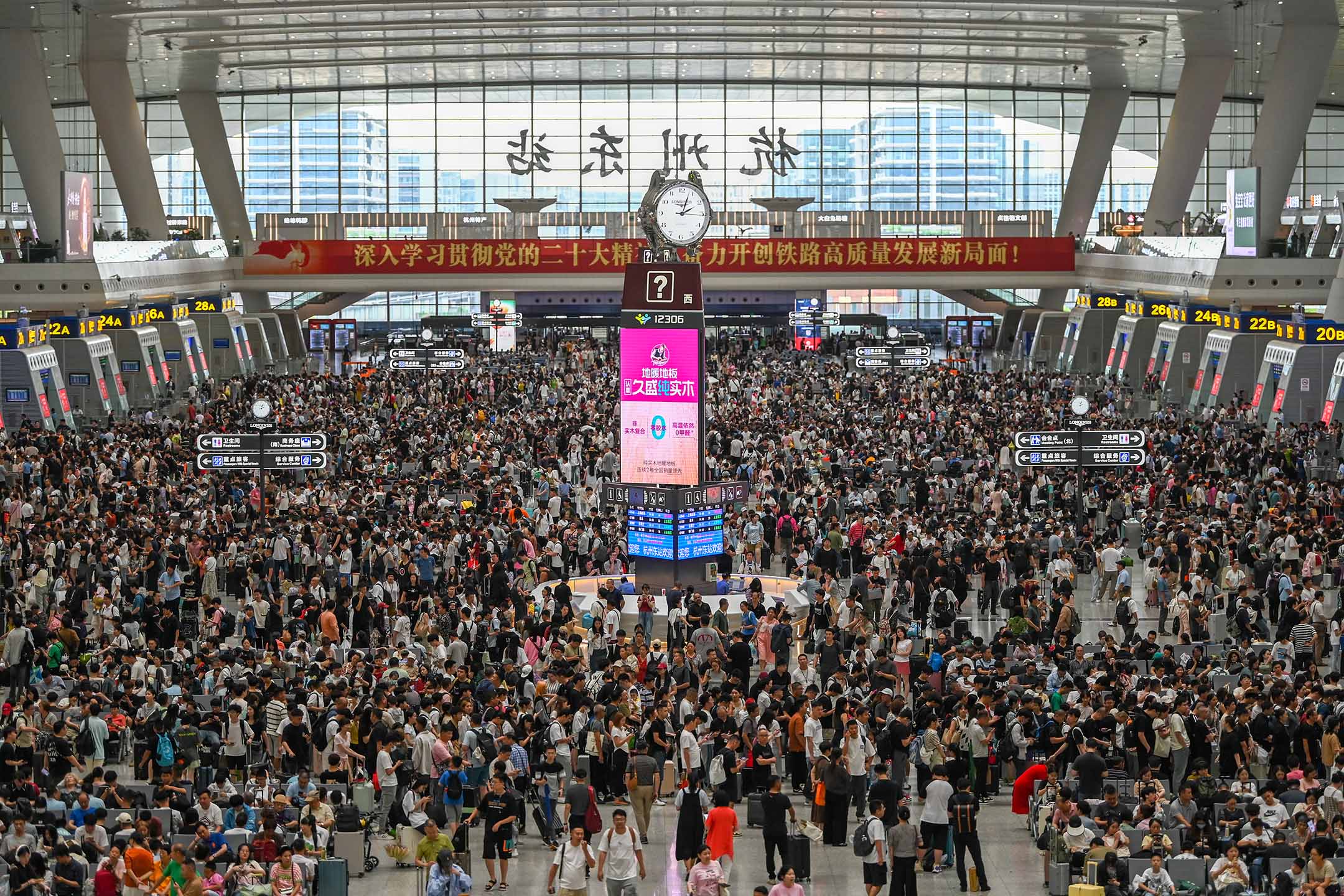 2024年7月1日,中國杭州,旅客在杭州東火車站等候。攝:Dong Xuming/Zhejiang Daily Press Group/VCG via Getty Images