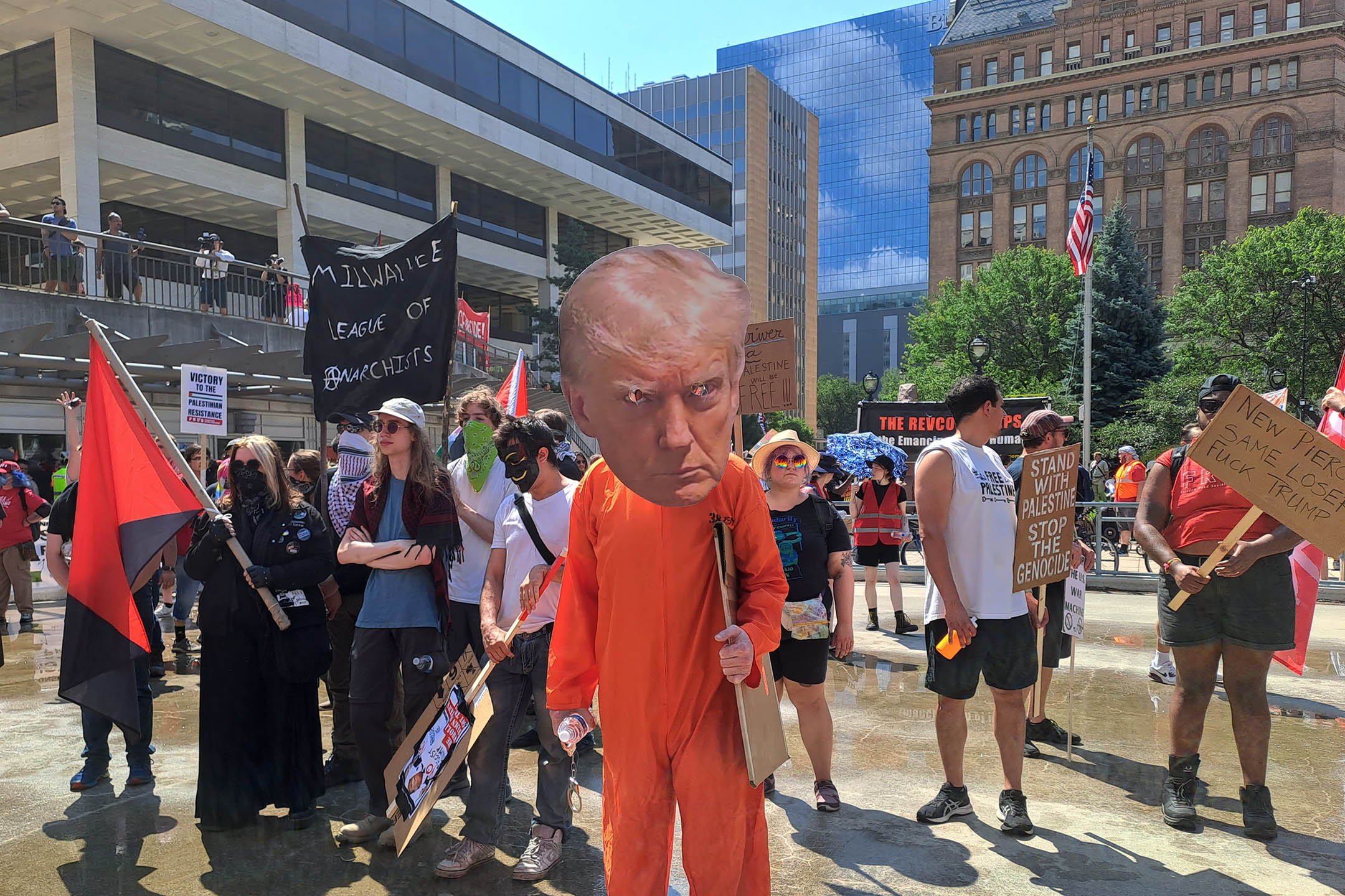 2024年7月15日,在共和党全国大会上游行联盟(The Coalition to March on the RNC)组织了一场反对共和党、反对特朗普的大游行,从河对岸的红箭公园(Red Arrow Park)一路行进到大会的黄色安保区。图:作者提供