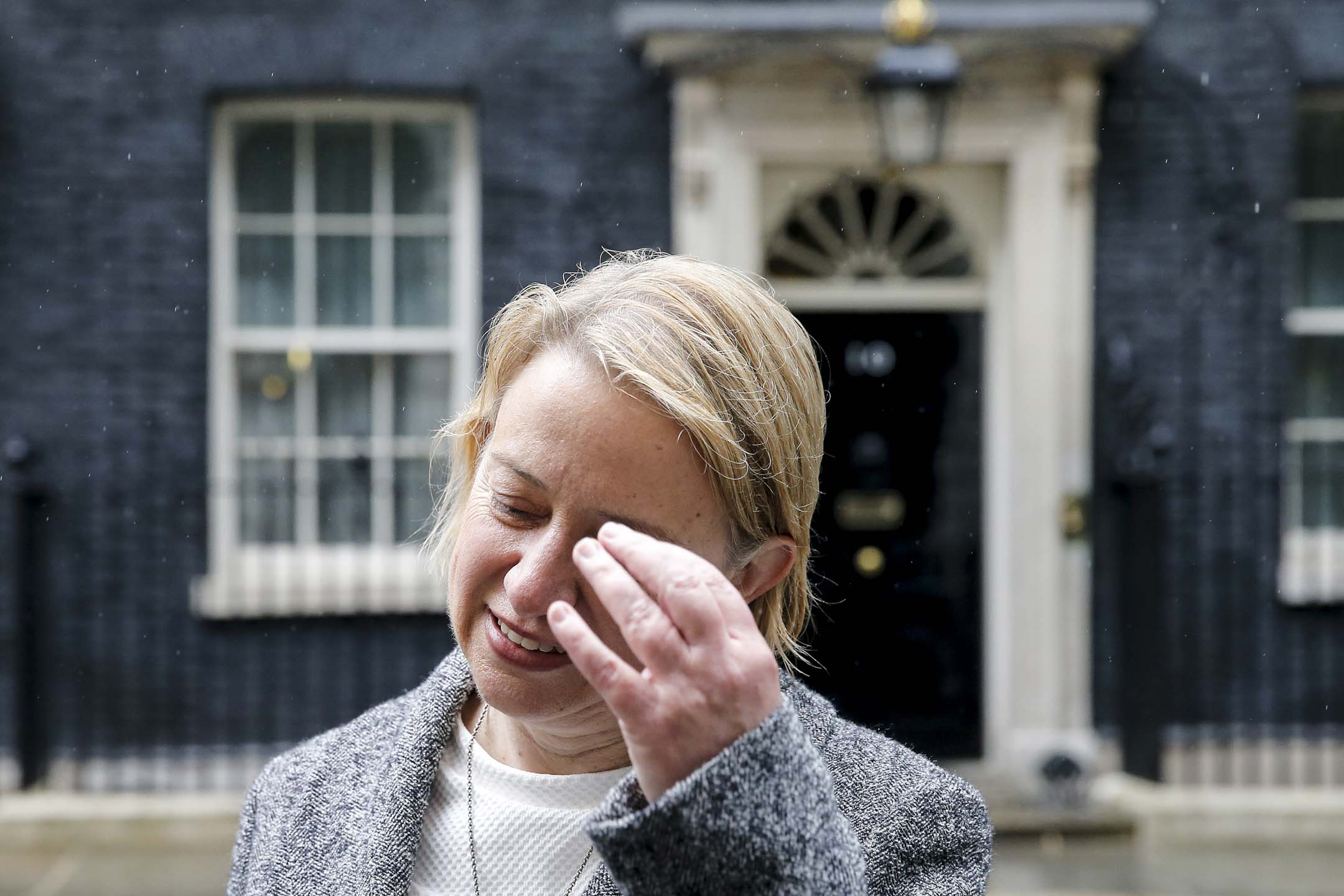 2015年5月18日,英國倫敦,綠黨領袖 Natalie Bennett 在簽署並提交支持選舉改革的請願書後,站在唐寧街10號外受訪。攝:Suzanne Plunkett/Reuters/達志影像