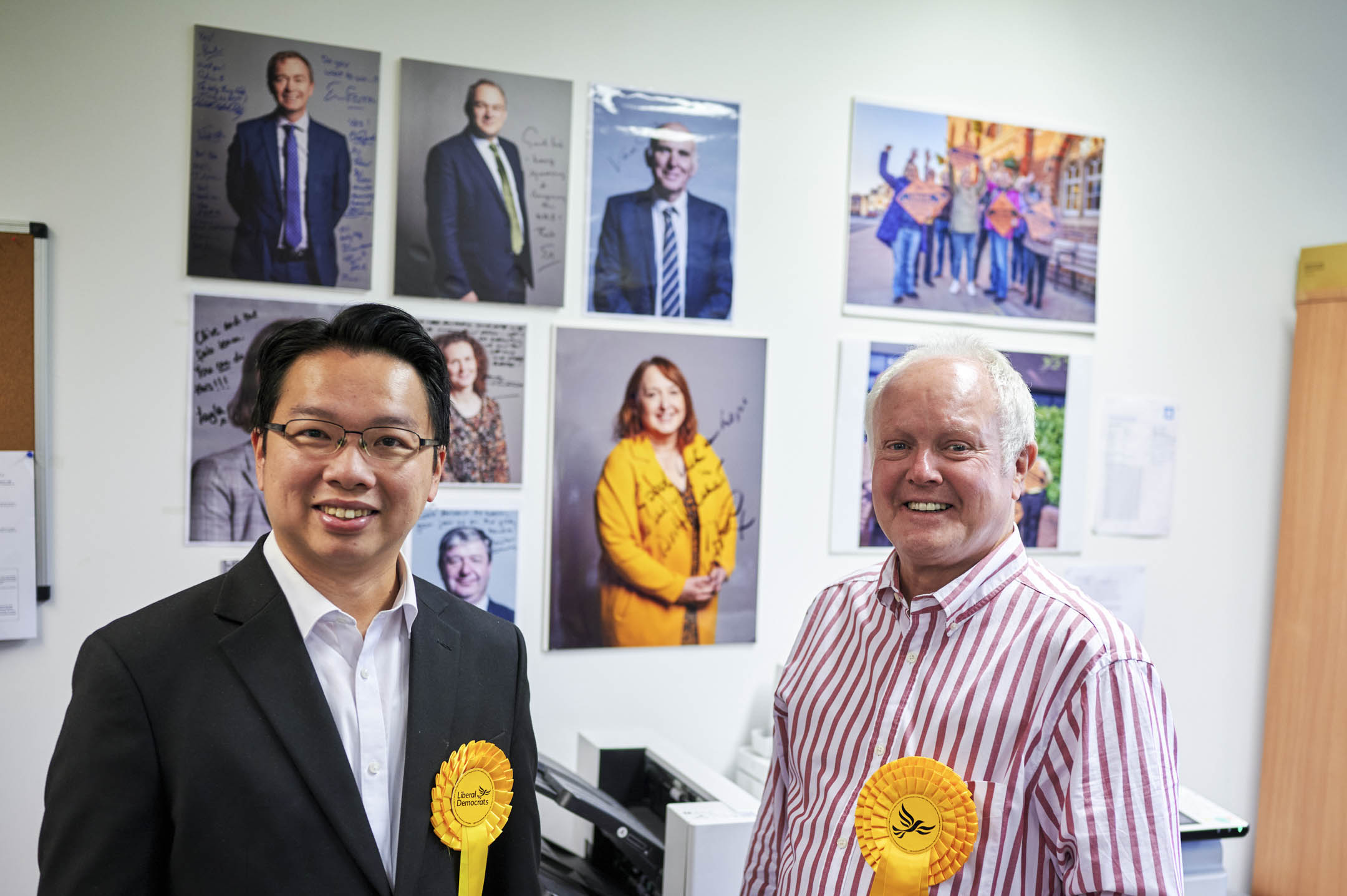 吳兆康正落力為自民黨黨友 Clive Jones 拉票,大選前最後周末,自民黨在 Wokingham 的辦公室放滿了宣傳單張。攝:ST Wong/端傳媒