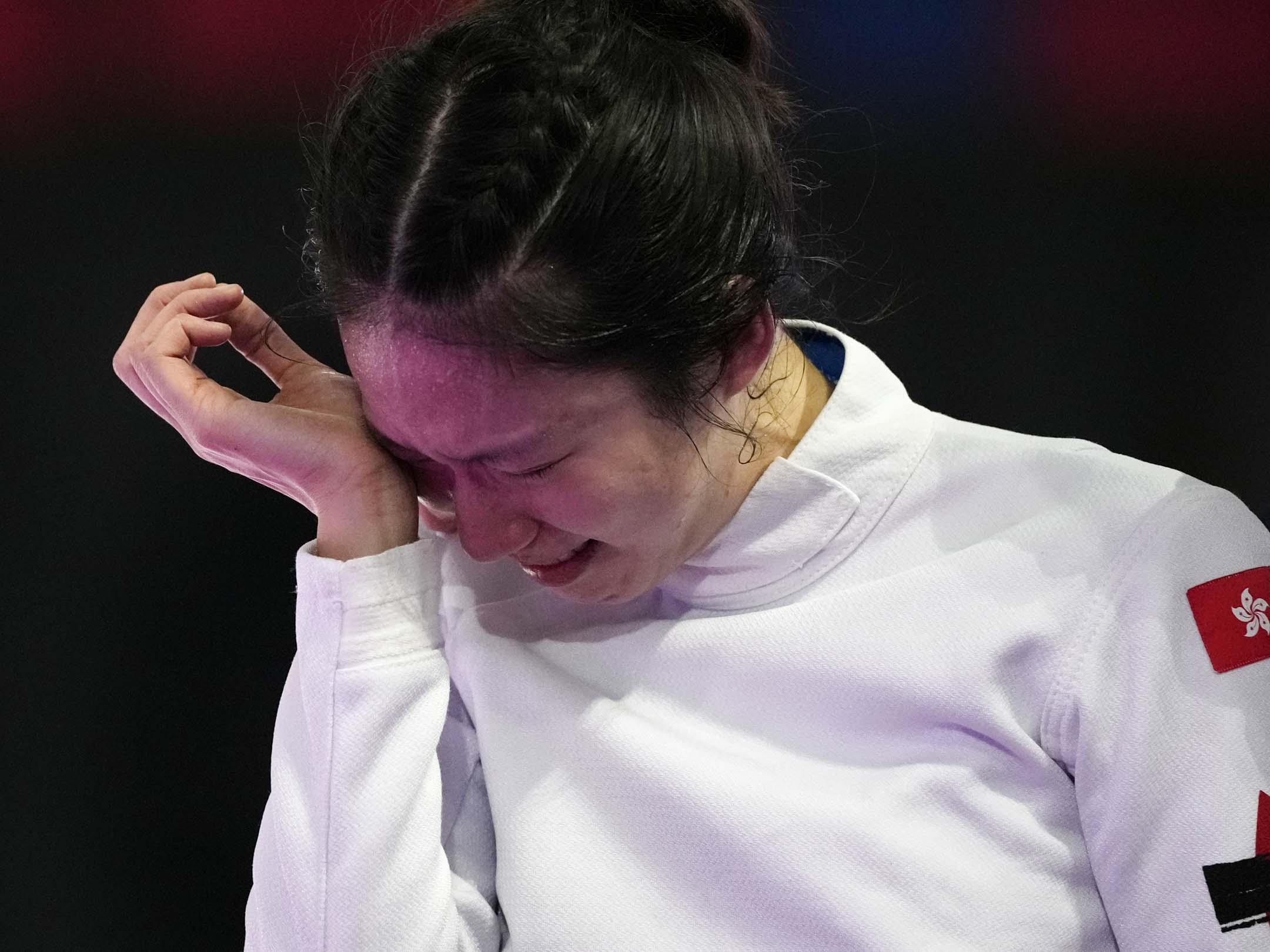 2024年7月27日,巴黎奥运,江旻憓夺得女子个人重剑金牌后落泪。摄:Andrew Medichini/AP/达志影像