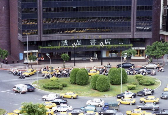1989年3月12日,诚品在台北市仁爱圆环东北隅的世华金融大楼,开设了第一家诚品书店。网上图片