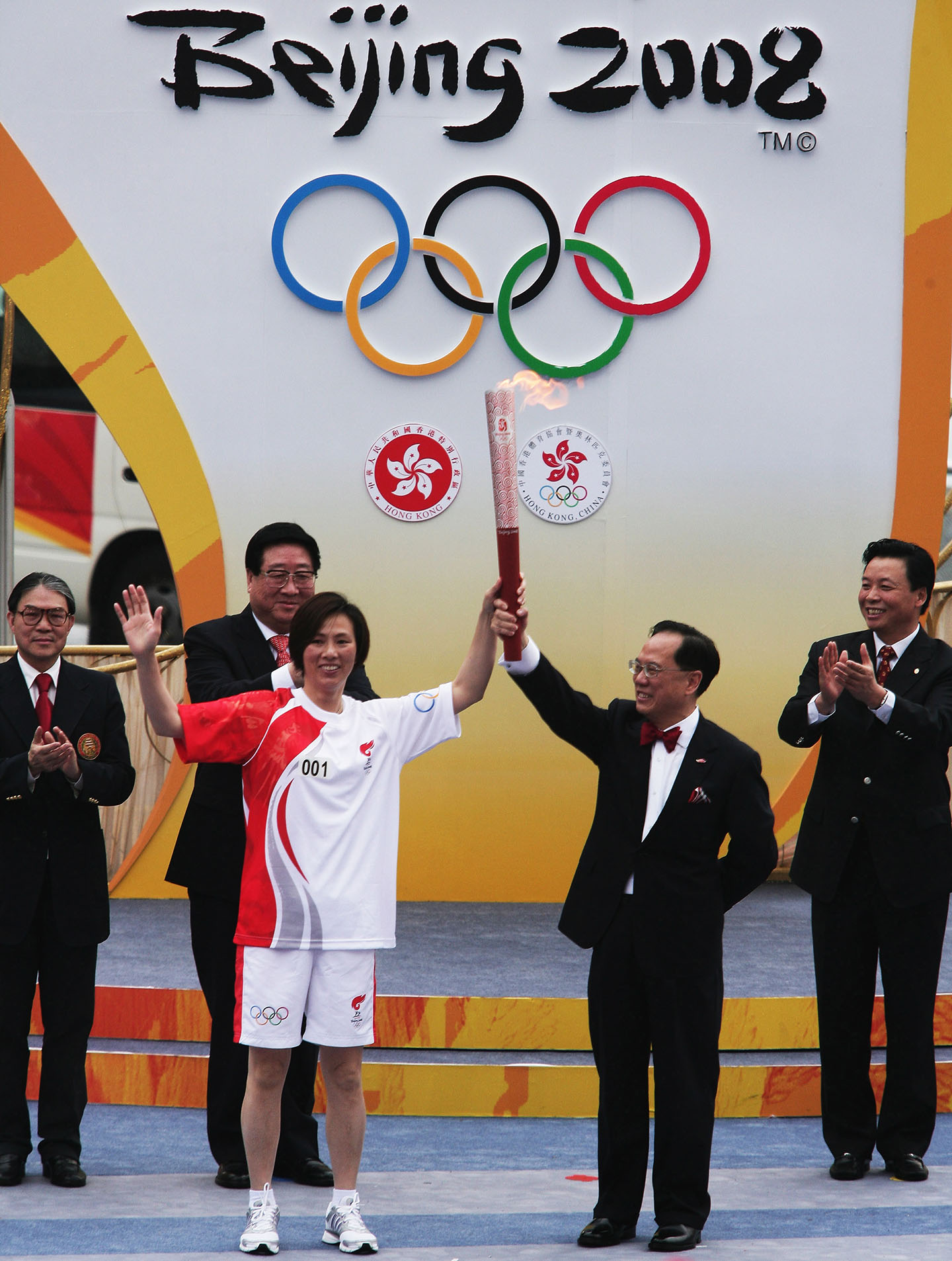 2008年5月2日,时任香港特首曾荫权在北京奥运启动仪式上,将奥运火炬交风帆运动员李丽珊。摄:China Photos/Getty Images
