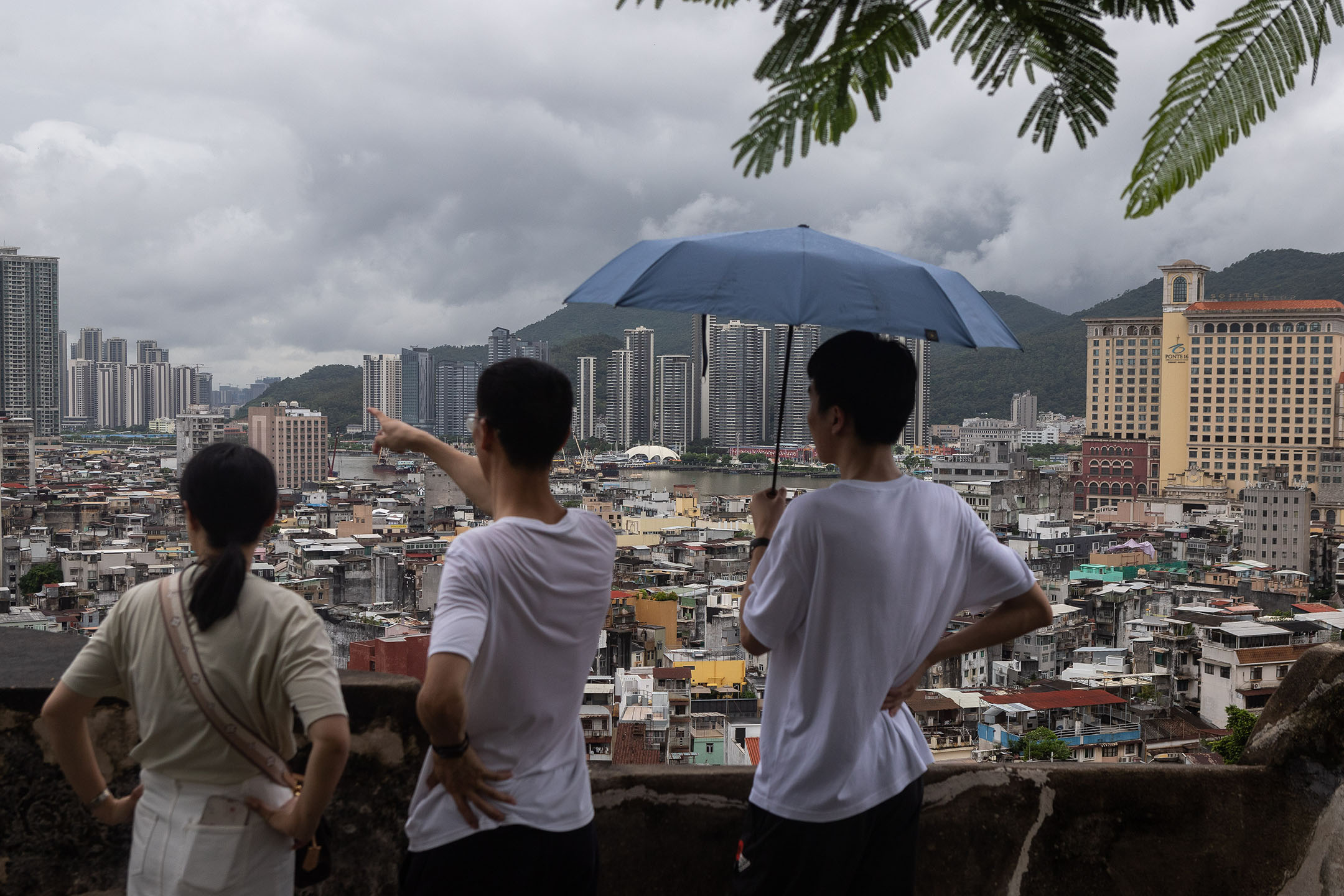 2023年8月24日,澳門,人們在大砲台上觀看風景。攝:Eduardo Leal/Bloomberg via Getty Images