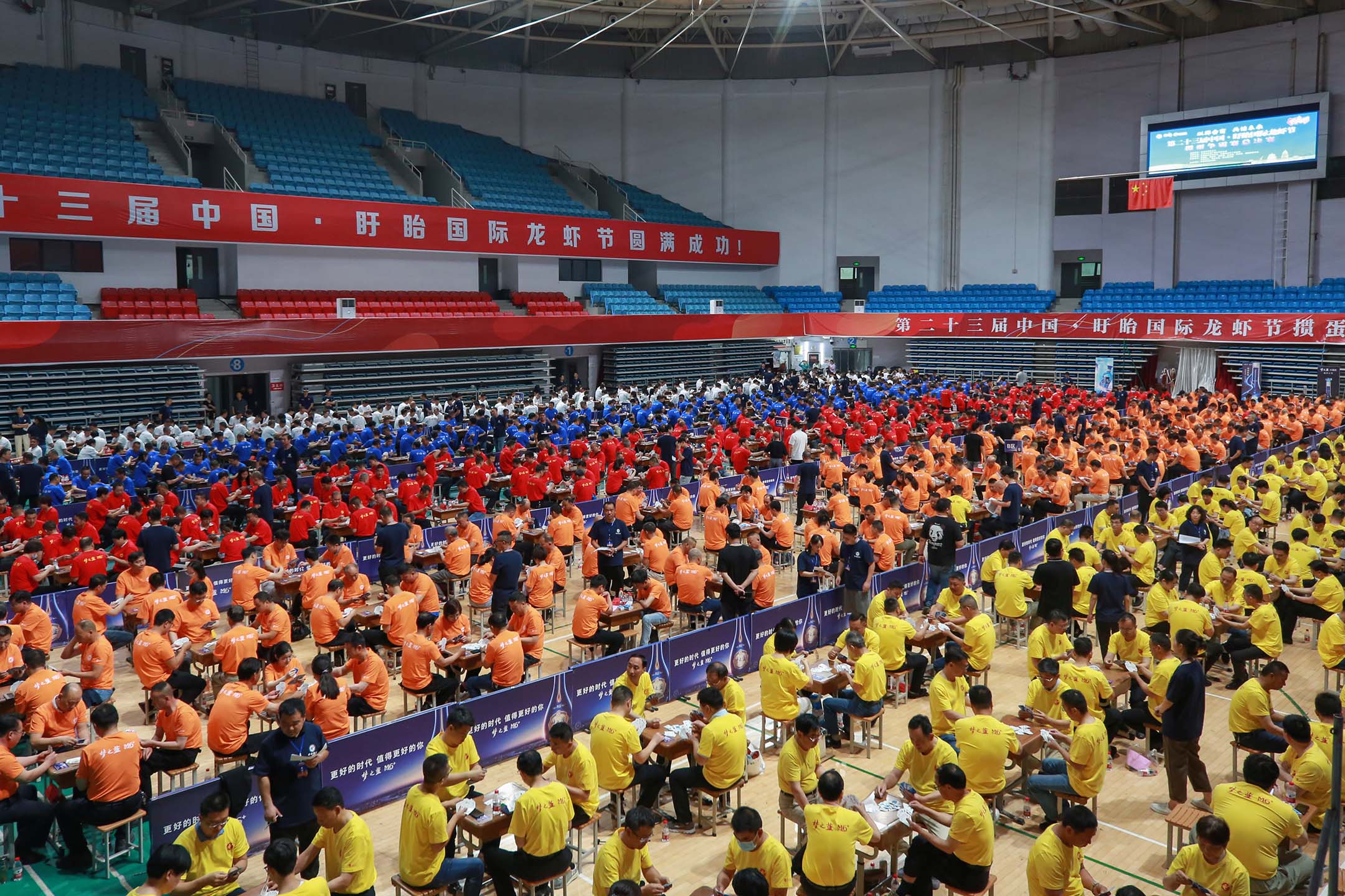 2023年6月18日,中国江苏省淮安,体育场内举行“掼蛋”纸牌游戏比赛。摄:Costfoto/NurPhoto via Getty Images