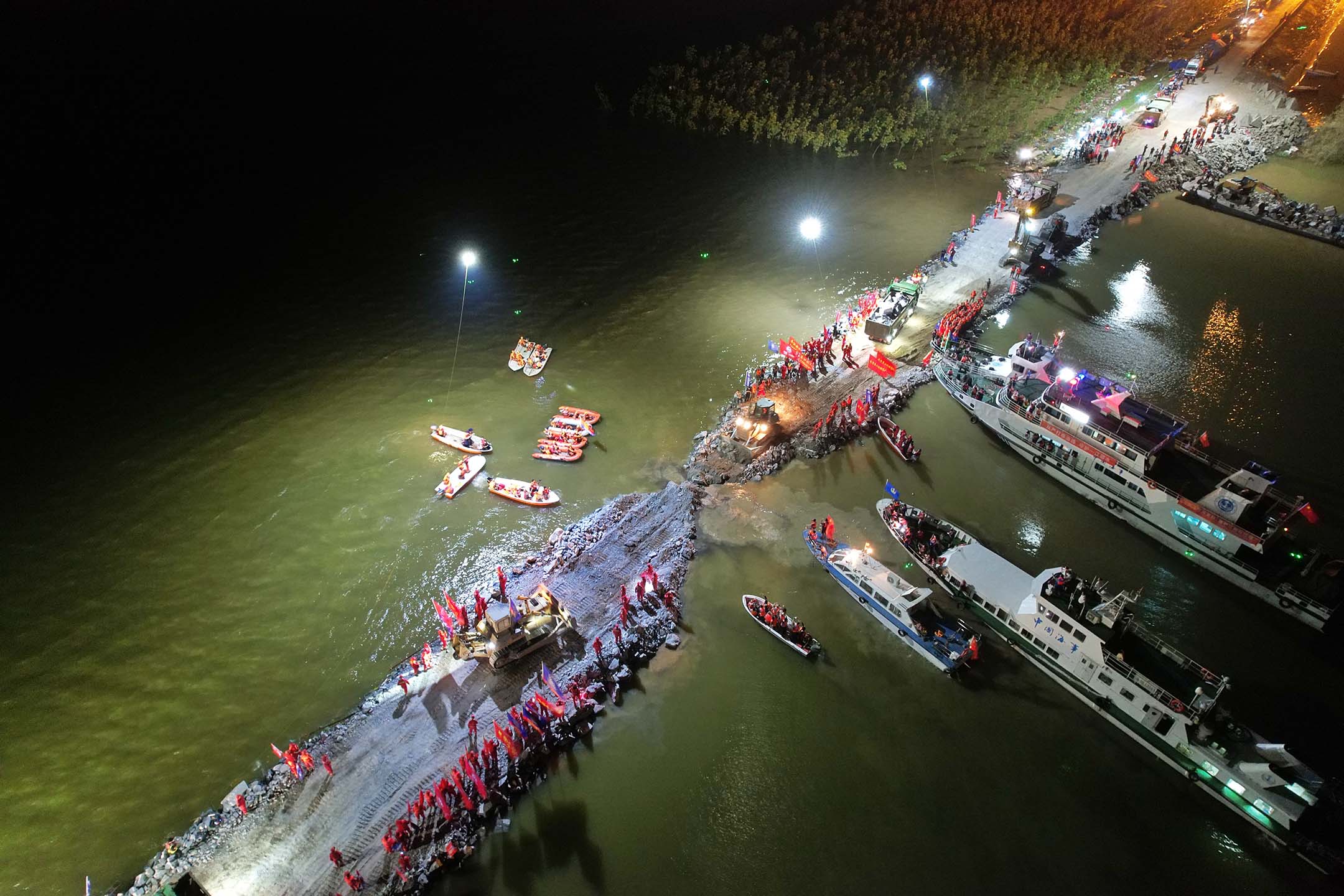 2024年7月8日,中國岳陽,救援人員封鎖洞庭湖堤壩決口。攝:Yang Huafeng/China News Service/VCG via Getty Images