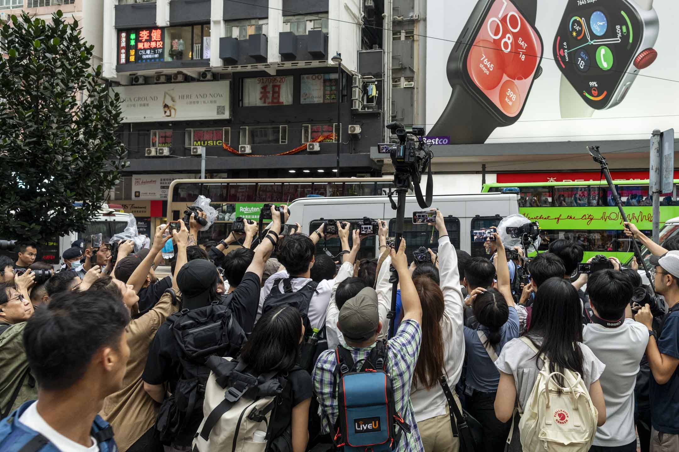 2024年6月4日,大量警察在铜锣湾截查市民,记者在现场采访。摄:林振东/端传媒