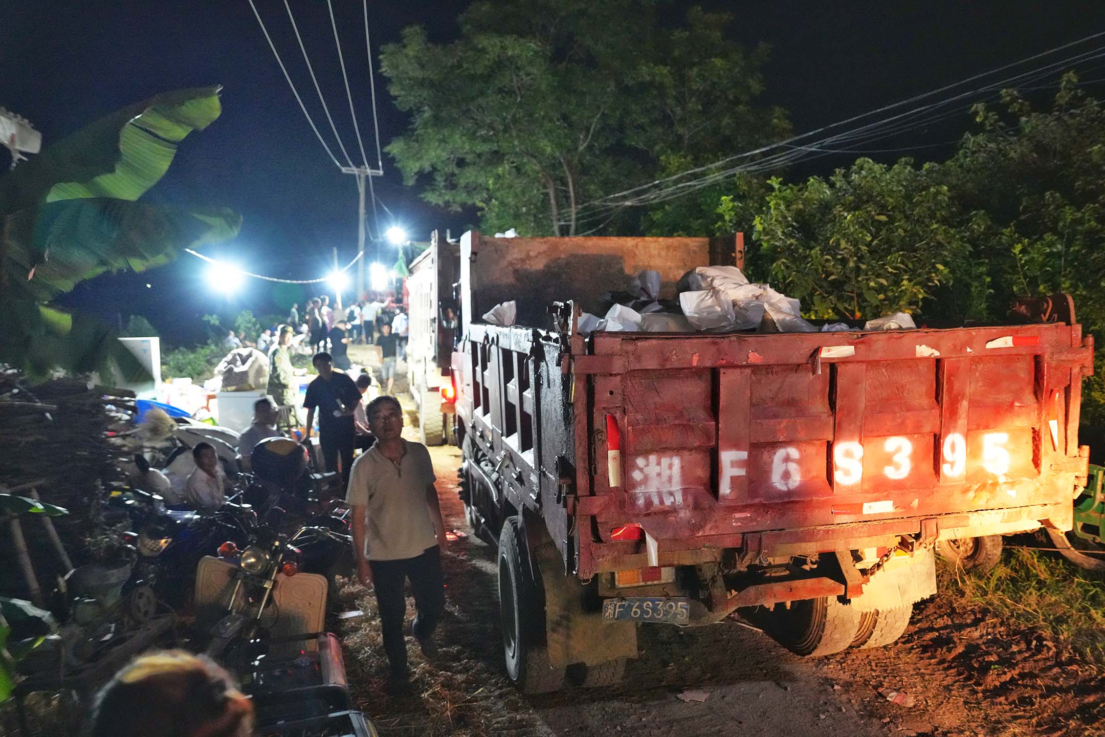 2024年7月5日,中國岳陽,一輛滿載石塊的卡場駛向堤防決口現場。攝:Yang Huafeng/China News Service/VCG via Getty Images