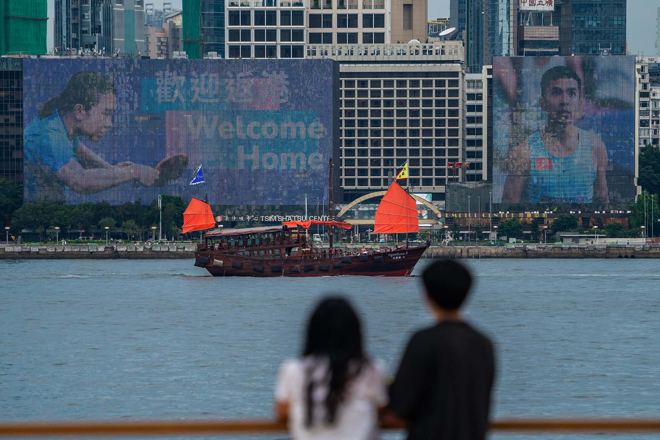 2024年8月12日,维多利亚港的巨型电子萤幕显示香港运动员的成绩。摄:Hou Yu/China News Service/VCG via Getty Images