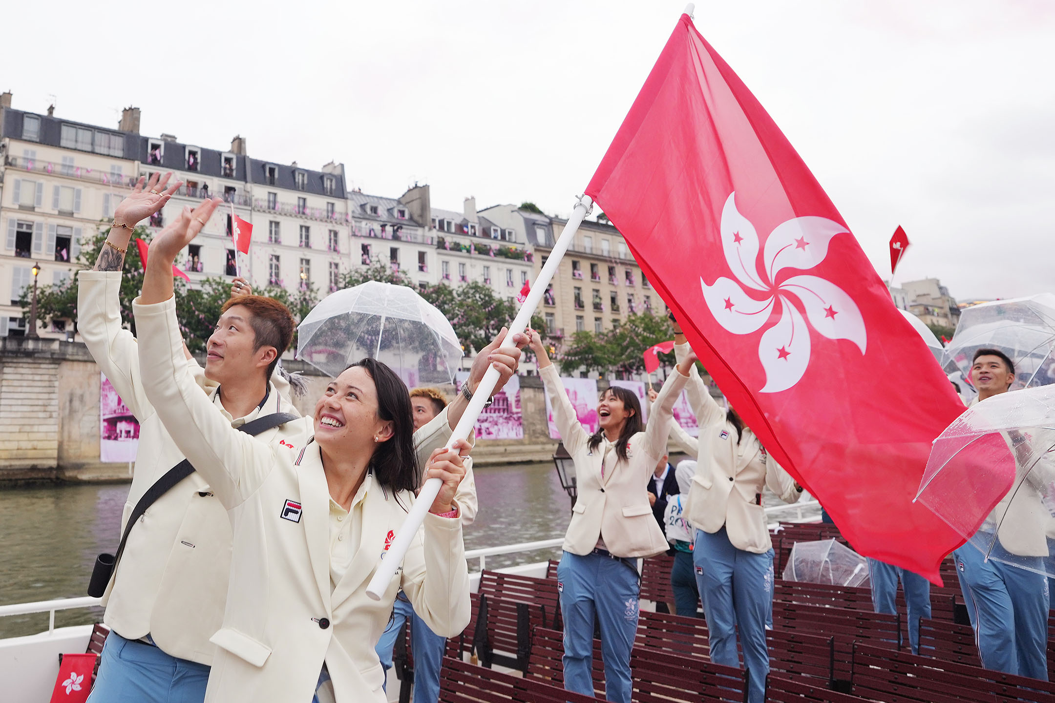 2024年7月26日,法国巴黎,香港代表队出席巴黎奥运会开幕礼。摄:Lui Siu Wai - POOL/Getty Images