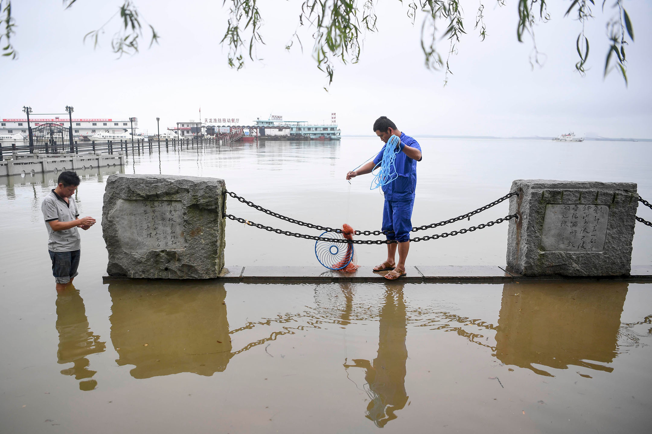 2020年7月9日,中國湖南省岳陽市洞庭湖,人們在水上捕魚。攝:Yang Huafeng/China News Service via Getty Images