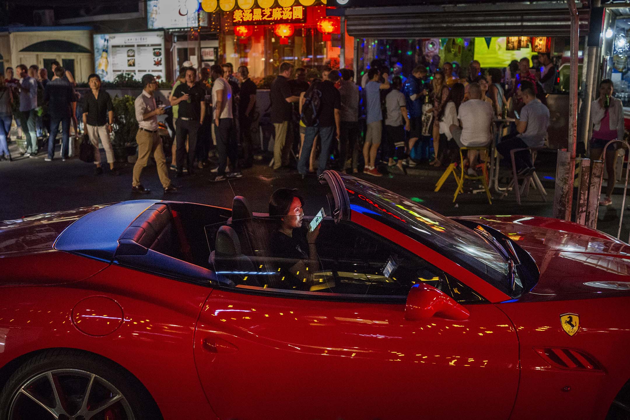 2015年5月30日,北京,一名婦女駕車時通電話。攝:Kevin Frayer/Getty Images