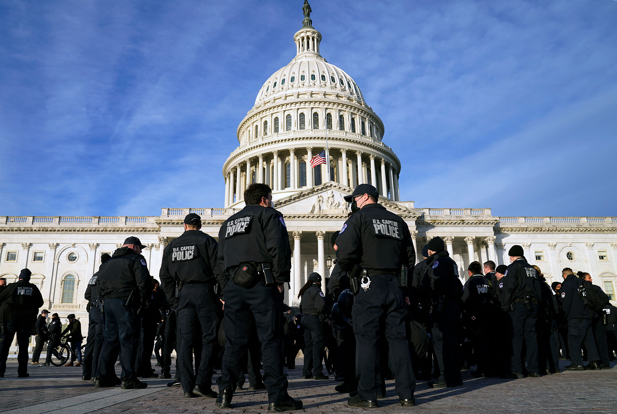 2022年1月6日，美國華盛頓，警察站在國會大廈前。攝：Evan Vucci/AP/達志影像