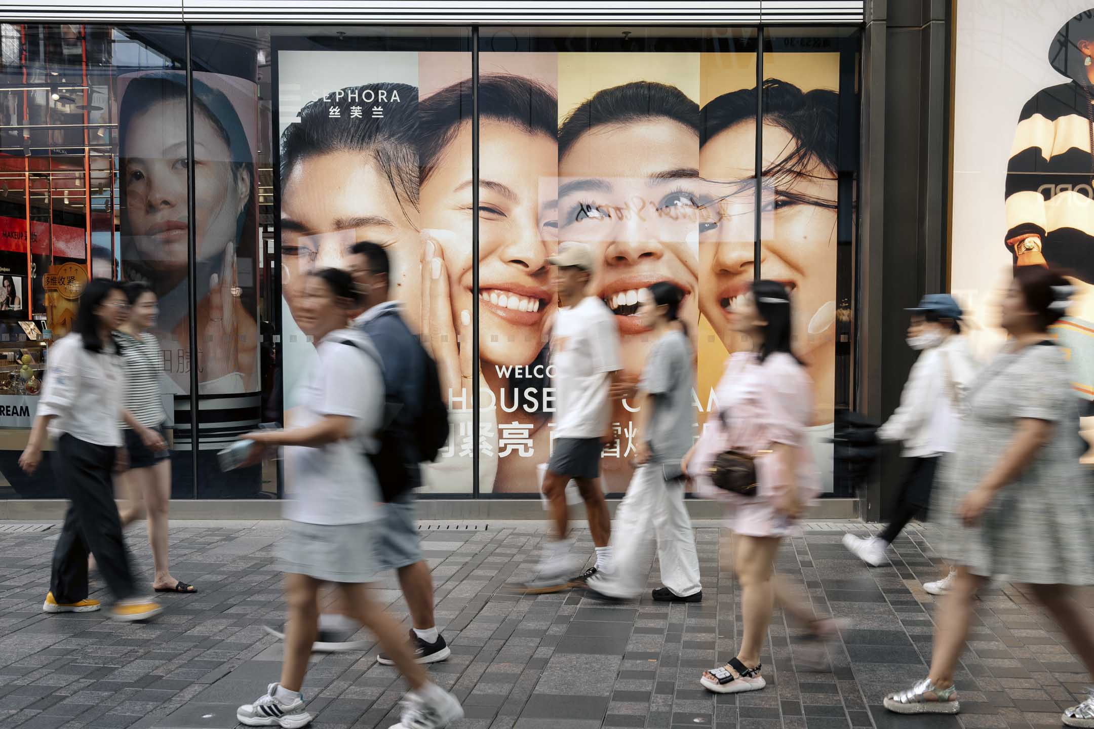 2024年8月22日,中國北京,行人經過 LVMH 集團經營的絲芙蘭(Sephora) 專賣店廣告。攝:Na Bian/Bloomberg via Getty Images