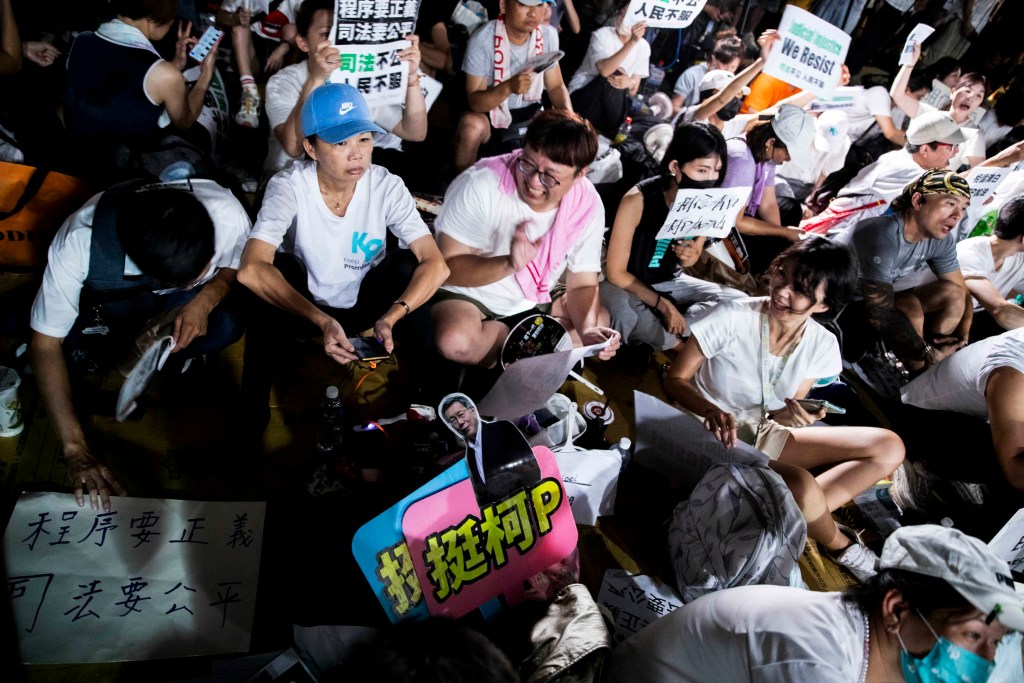 2024年9月1日,民眾黨主席柯文哲因涉京華城容積案,遭台北地檢署聲押禁見,支持者在北檢外聚集聲援。攝:林振東/端傳媒