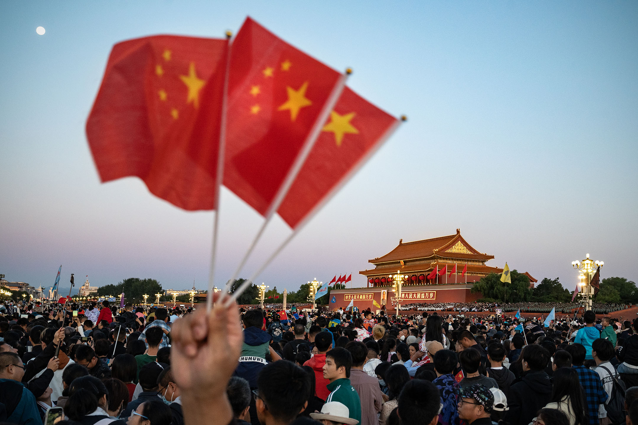 2023年10月1日,中国北京,天安门广场举行升旗仪式。摄:Andrea Verdelli/Bloomberg via Getty Images