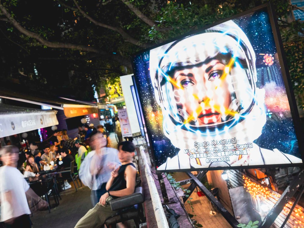 尖沙咀酒吧的一個太空人宣傳廣告。攝：林振東/端傳媒
