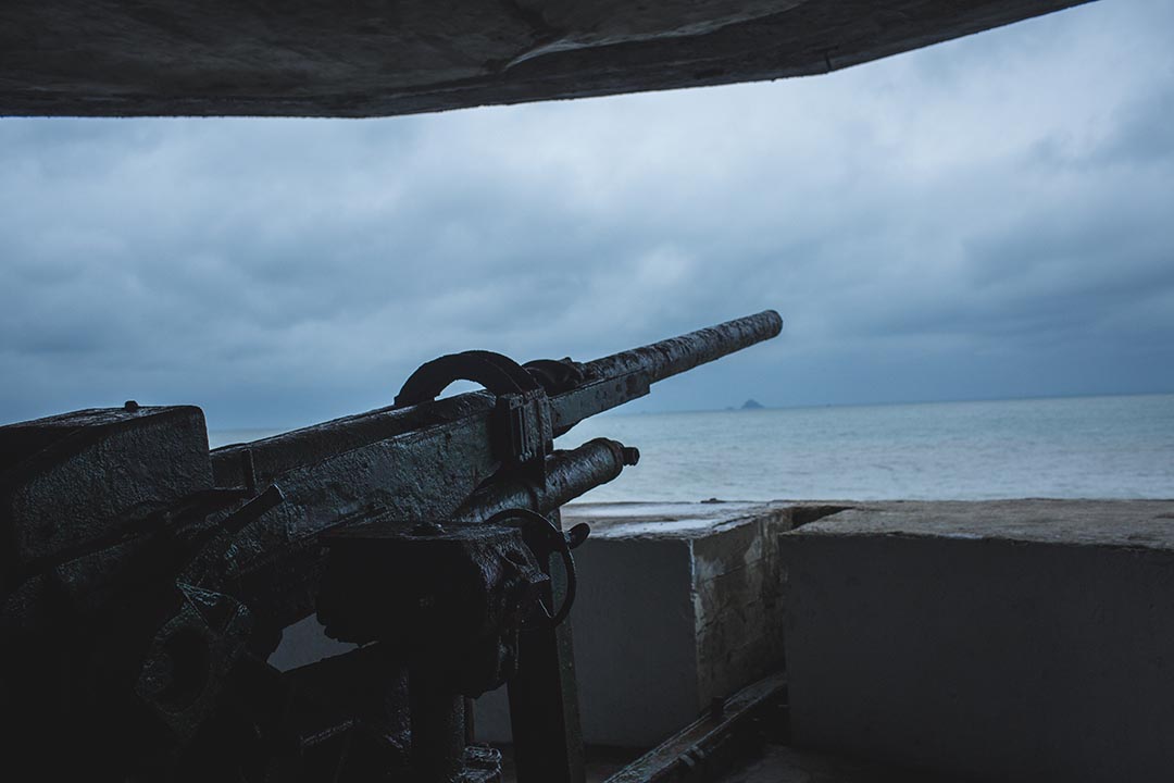 馬祖海邊沿岸的軍事廢區。攝:王嘉豪/端傳媒