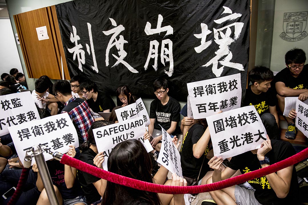 港大學生在鈕魯詩樓內部集會。 攝: Xaume Olleros/端傳媒  