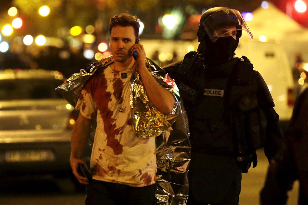 有倖存者衣服染滿鮮血。攝:Philippe Wojazer/REUTERS