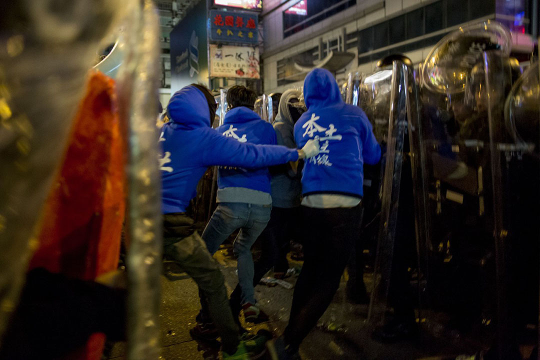2016年2月9日凌晨,旺角,数名穿着「本土民主前线」外套的人士在旺角与防暴警发生冲突。摄:卢翊铭/端传媒