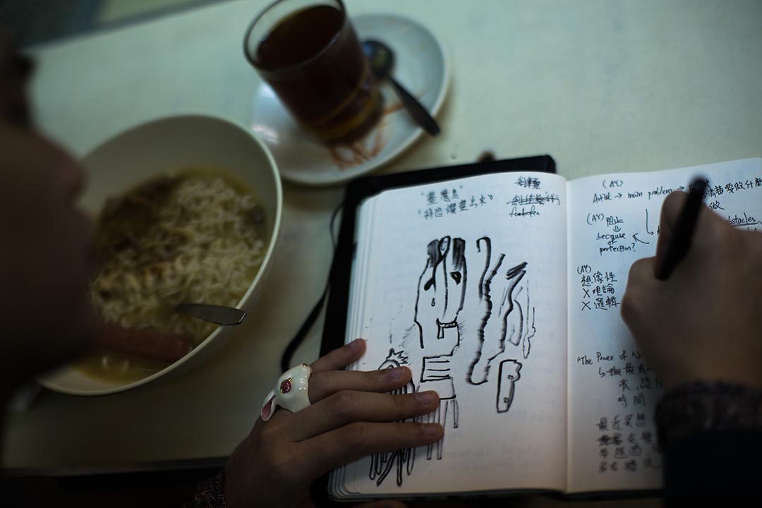 陈翊朗会用本子记下自己的想法,有时候半夜想到好的点子,就算不会立刻着手实践,也会爬起来赶紧写下来。摄:卢翊铭/端传媒