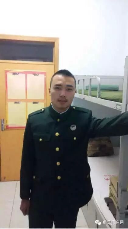 杨伟光从部队退伍时留影。(家属提供)