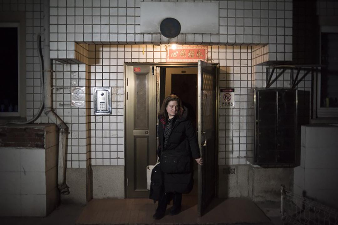 郭玉離開在北京的住所,準備去機場離開中國。攝 : Fred Dufour/AFP