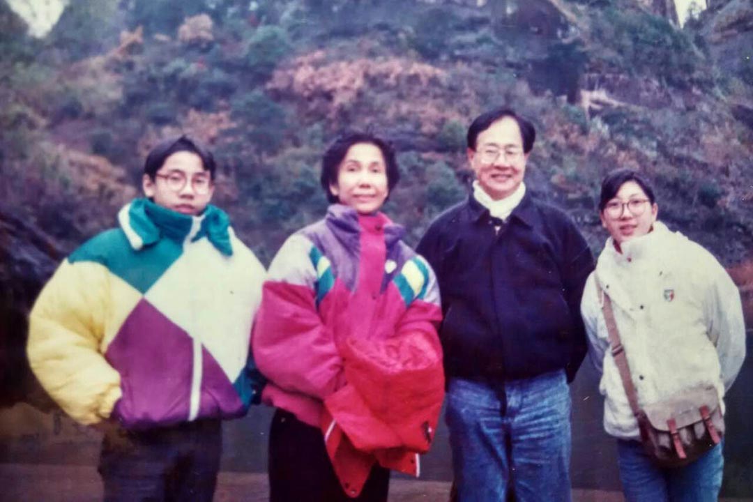 曾老爸親自挑了這張相給記者,他說自己看上去比較年輕有型。那是一九九二年元旦,一家人到 福建武夷山遊玩。曾志豪提供相片