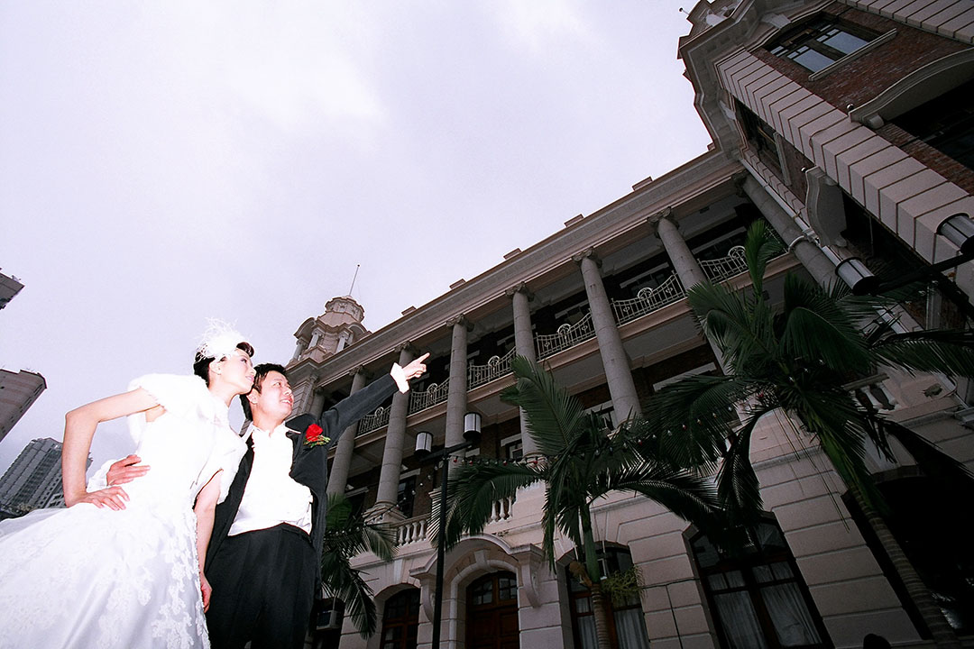 结婚时已仿佛「老夫老妻」,但是学运老鬼回到母校拍婚纱,感觉还是强烈。照片由受访者提供