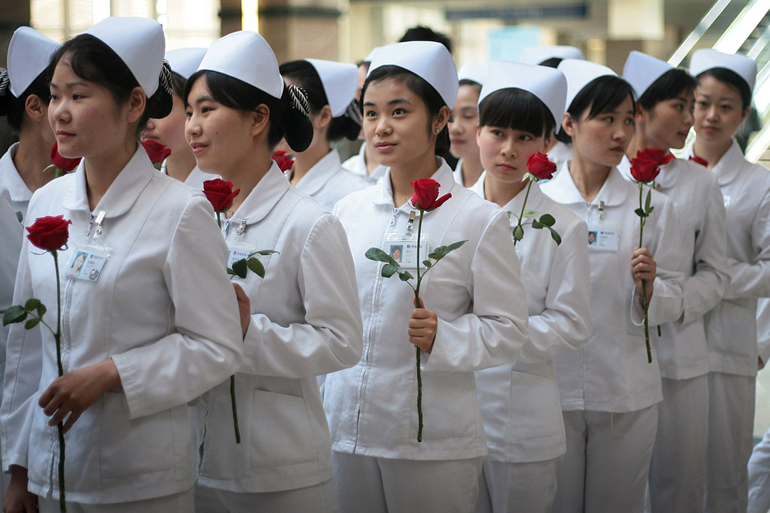 2008年5月12日，中國江蘇省高淳區，護士在國際護士日手持玫瑰參與活動。攝：China Photos/GETTY