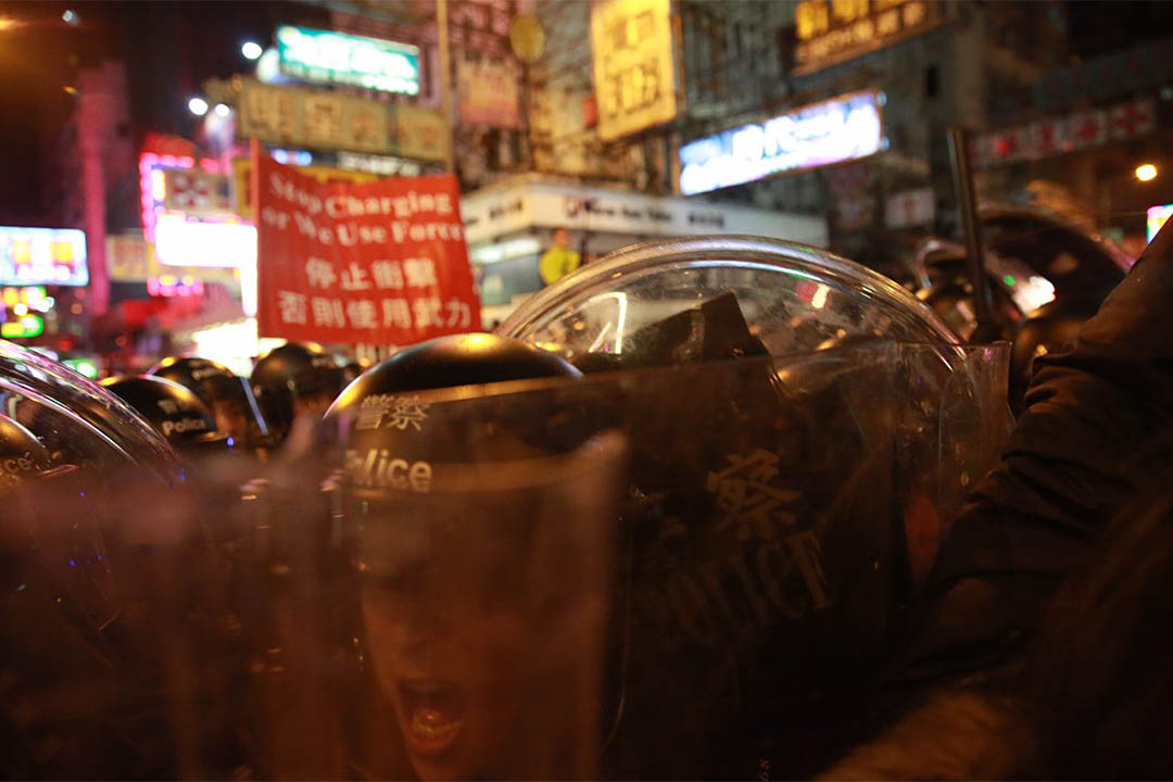 本土民主前線及其他本土派人士,因聲援在旺角砵蘭街擺賣熟食的小販,與警方發生衝突,雙方對峙,警員多次施放胡椒噴霧。攝:Billy.H.C.Kowk/端傳媒
