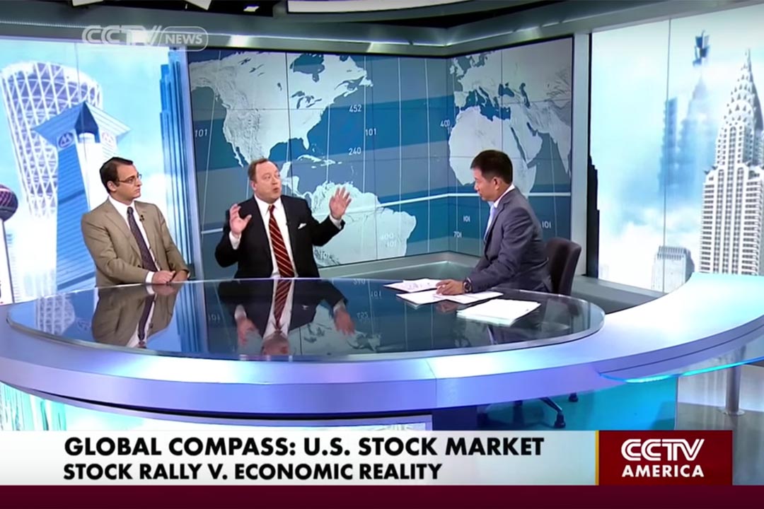 嚴正剛(Philip Yin) 曾擔任商業新聞節目「Biz Asia America」的英文主播。央視北美台(CCTV America)截圖