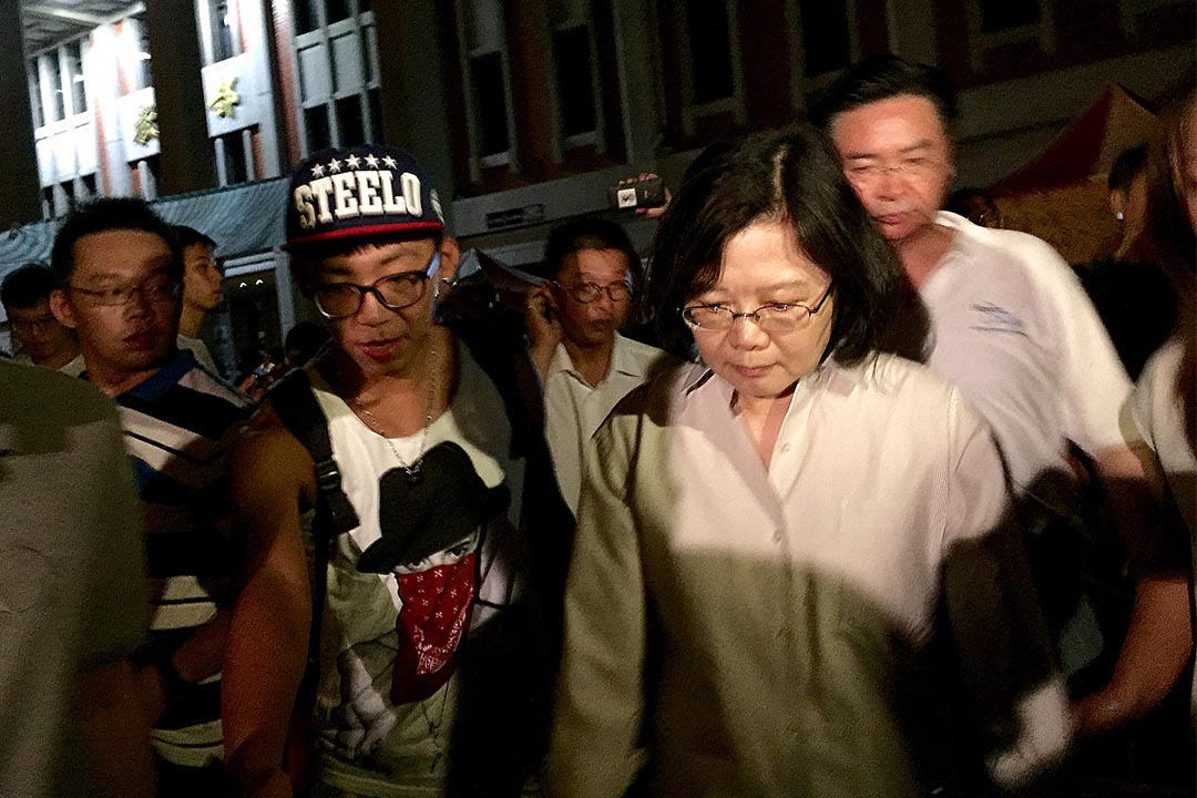 民進黨主席蔡英文凌晨到教育部,探望留守的學生。攝:葉家豪/端傳媒