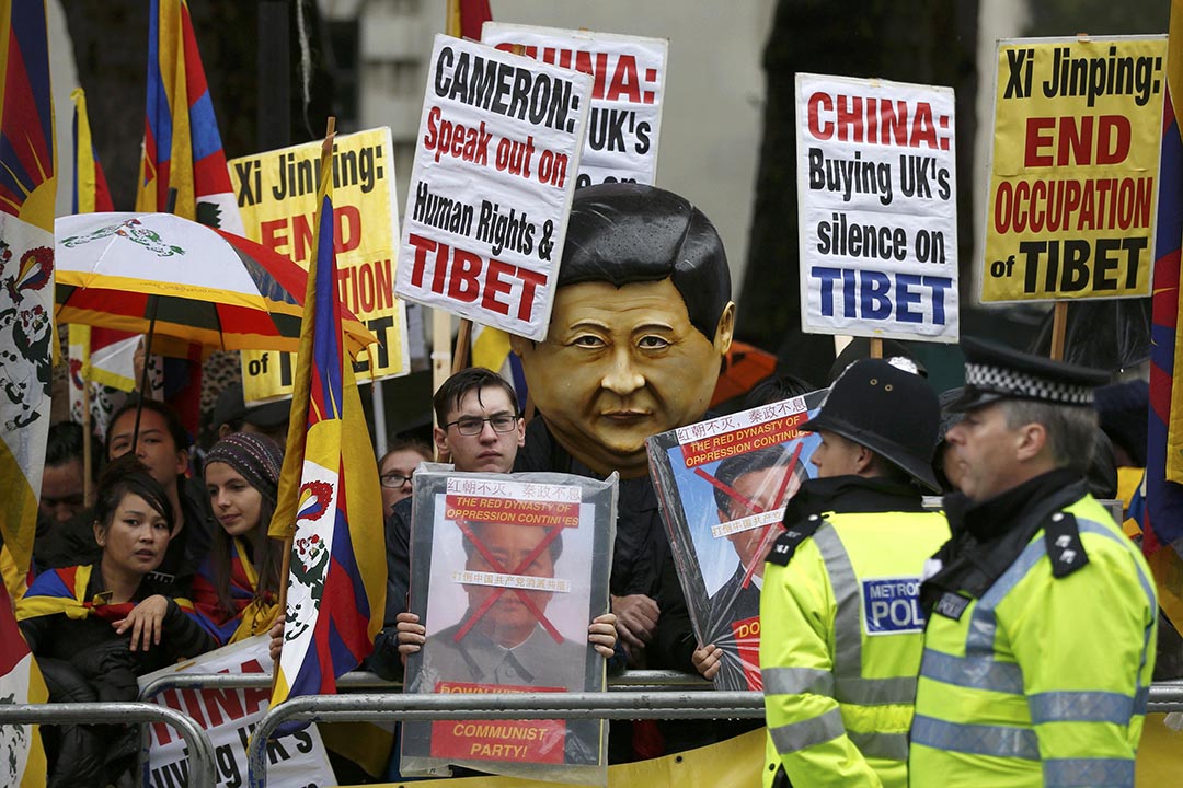 示威者抗议中国多年来对西藏的强力镇压封锁。摄:Peter Nicholls /REUTERS
