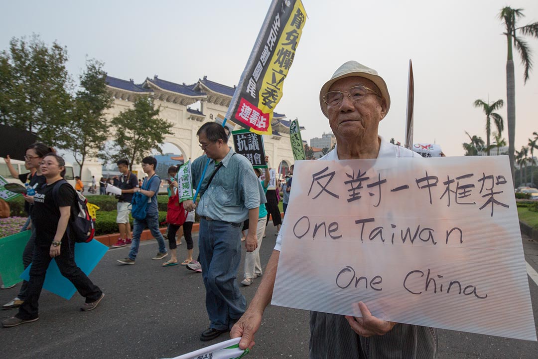 有民眾抗議馬英九總統在「一個中國」前提下,未經民主授權,與中國國家主席習近平進行會談。攝 : 張國耀/ 端傳媒