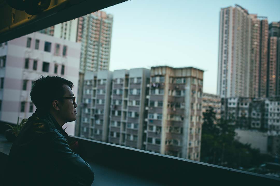 萧伟恒在自己位于赛马会创意艺术中心的工作室外。摄:王嘉豪/端传媒