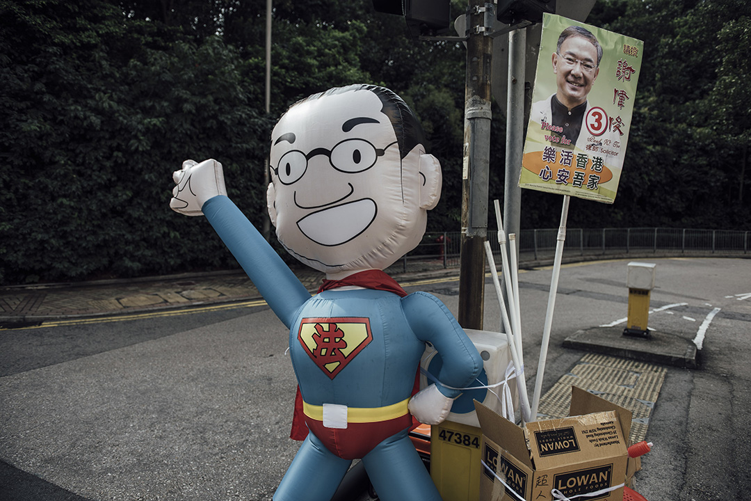 樂活區候選人謝偉俊用吹氣公仔助選。攝：Anthony Kwan/端傳媒