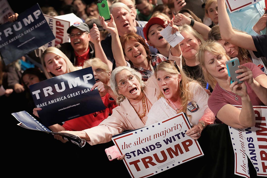 特朗普支持者在一个造势集会举起标语牌叫喊 。摄 : Tom Pennington/Getty Images