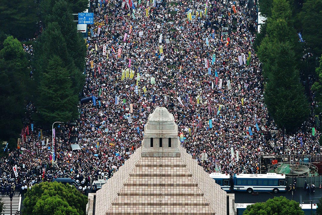 日本各地民众参加”全国百万人大行动”,在国会大楼前的要道抗议。摄 : Kyodo/REUTERS