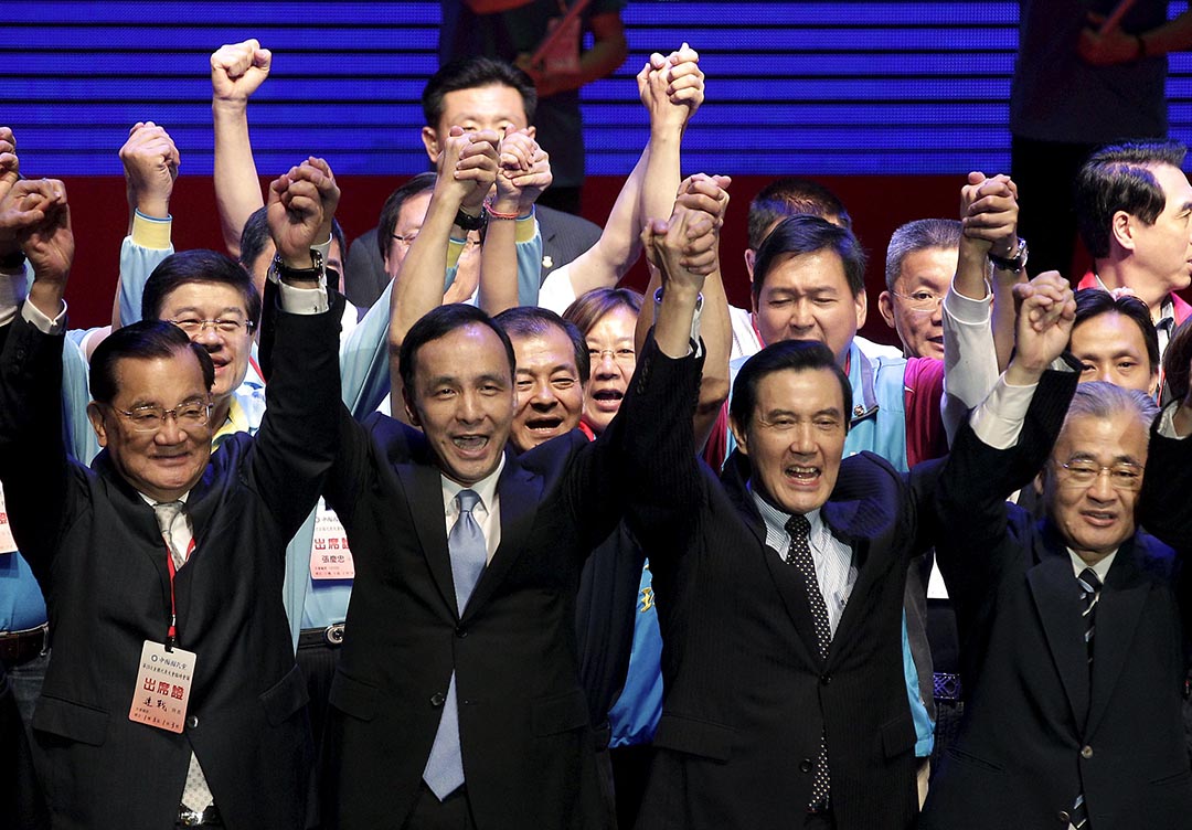 國民黨召開臨全會決定由朱立倫取代洪秀柱選總統。完成提名後,總統馬英九(右二)、榮譽黨主席連戰(左一)與朱立倫(左二)同台造勢。攝 : Pichi Chuang/REUTERS