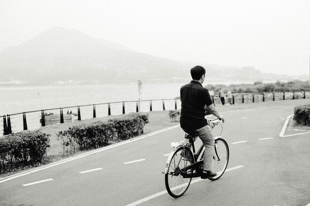 「不管約哪一個地點,我都是騎單車。」吳明益與他的幸福牌鐵馬。攝:趙豫中/端傳媒