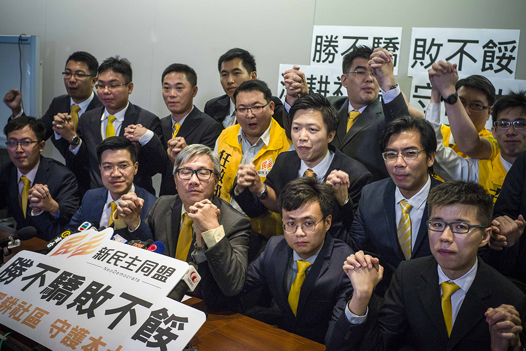 2015年11月23日，在區選中贏得15席的新民主同盟在選舉翌日召開記者會，會上各人互相握手。攝：葉家豪/端傳媒