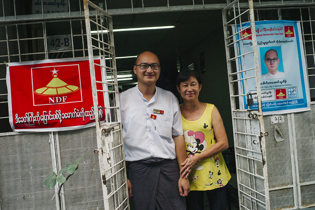 全國民主力量黨(NDF)華人Aung Thu Hein參選緬甸大選,圖為他和媽媽於舊居留影。 攝:葉家豪/端傳媒